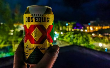 Playa del Carmen Quintana Roo Meksika 02. Ekim 2021 Dos Equis XX birası Playa del Carmen Quintana Roo Meksika 'da tropikal bir alanda elde.