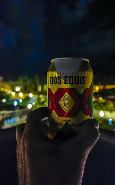 Playa del Carmen Quintana Roo Meksika 02. Ekim 2021 Dos Equis XX birası Playa del Carmen Quintana Roo Meksika 'da tropikal bir alanda elde.