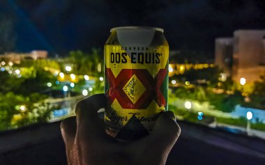 Playa del Carmen Quintana Roo Meksika 02. Ekim 2021 Dos Equis XX birası Playa del Carmen Quintana Roo Meksika 'da tropikal bir alanda elde.
