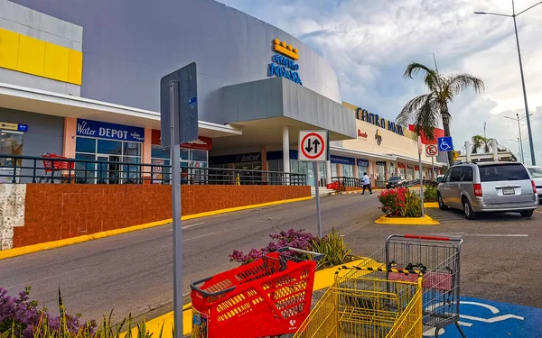 Playa Del Carmen 2021年6月金塔纳罗奥州普莱雅 德尔卡门街的典型街道和城市景观及汽车餐厅商店 — 图库照片