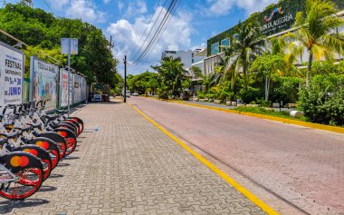 Playa del Carmen 12. Temmuz 2021 Tipik cadde yolu ve arabalı şehir merkezi trafik restoranları Quintana Roo Mexico 'daki Playa del Carmen' in insan ve binalarını depoluyor..