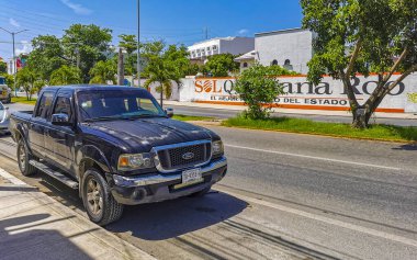 Playa del Carmen Quintana Roo Mexico 12. Temmuz 2021 Çeşitli Meksika kamyonet araçları Playa del Carmen Quintana Roo Mexico 'da 4x4 off-road araçları.