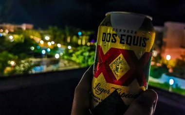 Playa del Carmen Quintana Roo Meksika 02. Ekim 2021 Dos Equis XX birası Playa del Carmen Quintana Roo Meksika 'da tropikal bir alanda elde.
