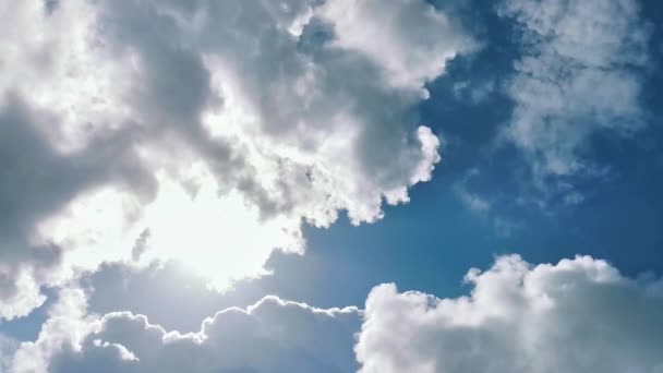 Μπλε Ουρανός Όμορφα Σύννεφα Σχηματισμούς Σύννεφο Την Ηλιόλουστη Μέρα Στο — Αρχείο Βίντεο