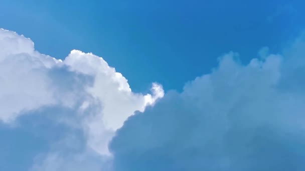 Ciel Bleu Avec Beaux Nuages Formations Nuageuses Par Temps Ensoleillé — Video