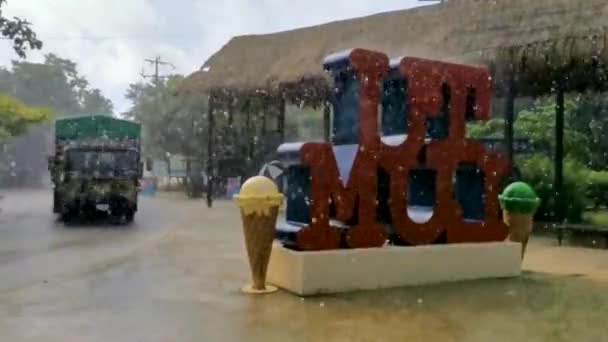Tulum Quintana Roo Mexico 2022年9月图卢姆金塔纳罗奥州的大红色标志 上面写着图卢姆马吉科和暴雨季风雨 — 图库视频影像