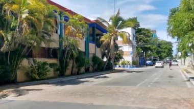 Playa del Carmen 08. Eylül 2022 Askeri askeri araçlarla tipik sokak ve şehir trafiği Restoranlar, Quintana Roo Mexico 'daki Playa del Carmen' in insan ve binaları.