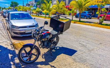 Playa del Carmen Quintana Roo Mexico 07. Temmuz 2021 Playa del Carmen Quintana Roo Mexico 'da çeşitli motosiklet ve scooterlar.