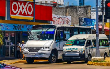 Playa del Carmen 07. Eylül 2022 Tipik cadde yolu ve arabalı şehir merkezi trafik restoranları Quintana Roo Mexico 'daki Playa del Carmen' in insan ve binalarını depoluyor..