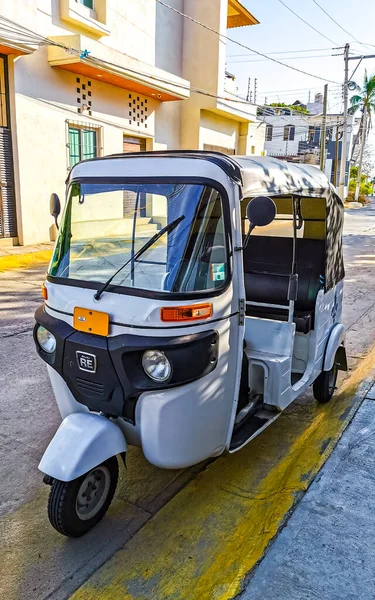 stock image Puerto Escondido Oaxaca Mexico 20. January 2023 White tuk tuk white TukTuks rickshaw in Zicatela Puerto Escondido Oaxaca Mexico.