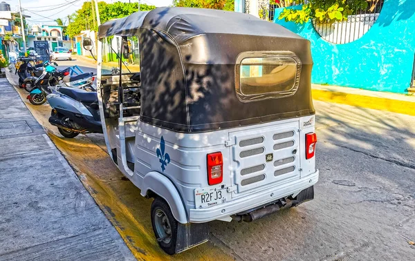 Puerto Escondido Oaxaca México Janeiro 2023 Tuk Tuk Branco Tuktuks — Fotografia de Stock