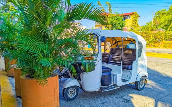Bílý Tuk Tuk Bílý Tuktuks Rikša Zicatela Puerto Escondido Oaxaca — Stock fotografie