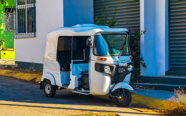 stock image Puerto Escondido Oaxaca Mexico 16. January 2023 White tuk tuk white TukTuks rickshaw in Zicatela Puerto Escondido Oaxaca Mexico.