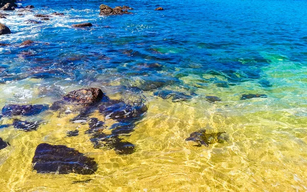 Pláž Písek Tyrkysová Modrá Voda Skály Útesy Balvany Palmy Obrovský — Stock fotografie