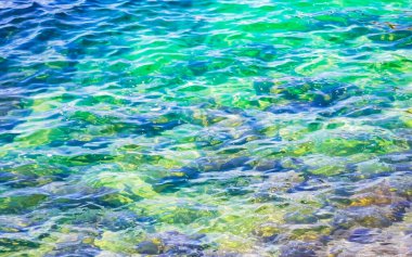 Plaj kumsalı turkuvaz mavi su kayaları kaya kayaları palmiye ağaçları büyük sörfçü dalgaları ve plaj manzarası Playa Manzanillo ve Puerto Angelito Puerto Escondido Oaxaca Meksika.