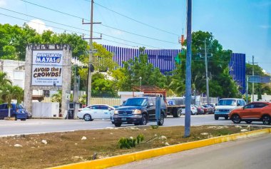 Playa del Carmen 03. Mayıs 2023 Tipik cadde yolu ve arabalı şehir merkezi trafik restoranları Quintana Roo Mexico 'daki Playa del Carmen' in insan ve binalarını depoluyor..