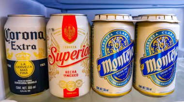 Playa del Carmen Quintana Roo Meksika 03. Nisan 2023 Bira Kutuları Corona Montejo veya Playa del Carmen Quintana Roo Mexico 'daki buzdolabında.