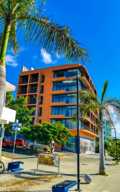 Playa del Carmen 06. Mayıs 2023 Tipik cadde yolu ve arabalı şehir merkezi trafik restoranları Quintana Roo Mexico 'daki Playa del Carmen' in insan ve binalarını depoluyor..