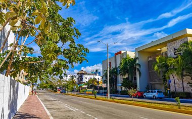 Playa del Carmen 06. Mayıs 2023 Tipik cadde yolu ve arabalı şehir merkezi trafik restoranları Quintana Roo Mexico 'daki Playa del Carmen' in insan ve binalarını depoluyor..