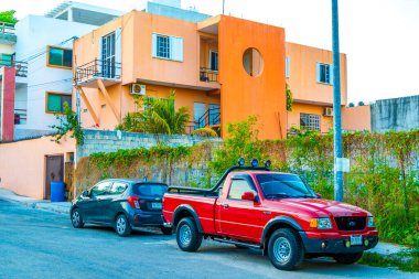 Playa del Carmen 06. Mayıs 2023 Tipik cadde yolu ve arabalı şehir merkezi trafik restoranları Quintana Roo Mexico 'daki Playa del Carmen' in insan ve binalarını depoluyor..