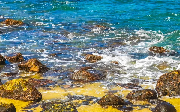 Spiaggia Sabbia Turchese Blu Acqua Rocce Scogliere Massi Palme Enormi — Foto Stock
