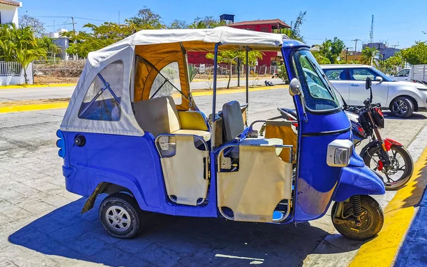 Zicatela Puerto Escondido Oaxaca Mexico的Blue Tuk Tuk White Tuktuks Rickshaw — 图库照片