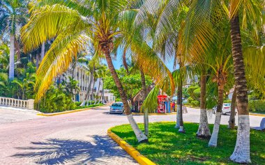 Playa del Carmen 06. Mayıs 2023 Tipik cadde yolu ve arabalı şehir merkezi trafik restoranları Quintana Roo Mexico 'daki Playa del Carmen' in insan ve binalarını depoluyor..