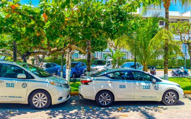 Playa del Carmen Quintana Roo Meksika 06. Mayıs 2023 Playa del Carmen Quintana Roo 'da beyaz turkuaz taksi..