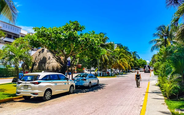 Playa Del Carmen 2023年5月金塔纳罗奥州普莱亚德尔卡门的典型街道和城市景观及汽车交通餐厅商店 — 图库照片