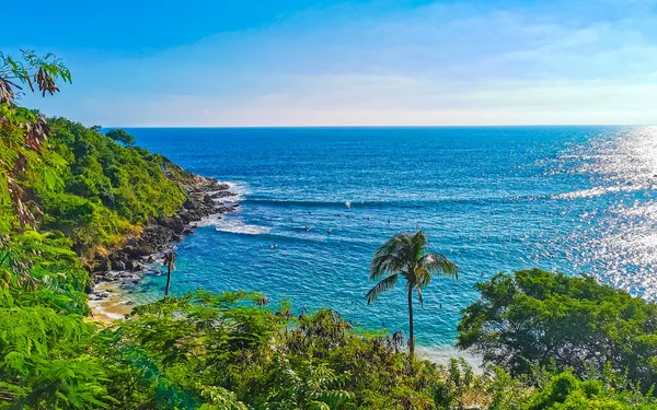 墨西哥瓦哈卡港海滩上的海滩绿松石蓝色的水岩悬崖巨石棕榈树巨大的冲浪巨浪和全景 — 图库照片