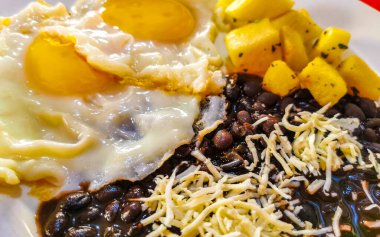 Meksika omleti ve siyah fasulye patatesli omlet ve Meksika usulü Puerto Escondido Oaxaca 'da beyaz tabakta cips..