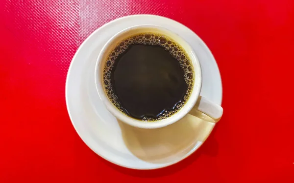 Κύπελλο Americano Μαύρο Καφέ Κουτάλι Και Πιάτο Στο Κόκκινο Τραπέζι — Φωτογραφία Αρχείου