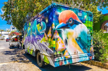 Puerto Escondido Oaxaca Meksika 24. Mart 2023 Renkli graffiti sanat çizimleri ve güzel tablolarıyla dolu araç otobüsü Rinconada Bacocho Puerto Escondido Oaxaca Meksika.