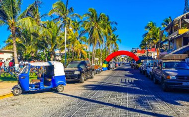 Puerto Escondido Oaxaca Meksika 25. Mart 2023 Mavi tuk tuk beyaz TukTuks rickshaw, Zicatela Puerto Escondido Oaxaca Meksika.