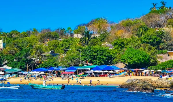 Puerto Escondido Oaxaca Meksyk Marzec 2023 Palmy Ludzie Łodzie Parasole — Zdjęcie stockowe