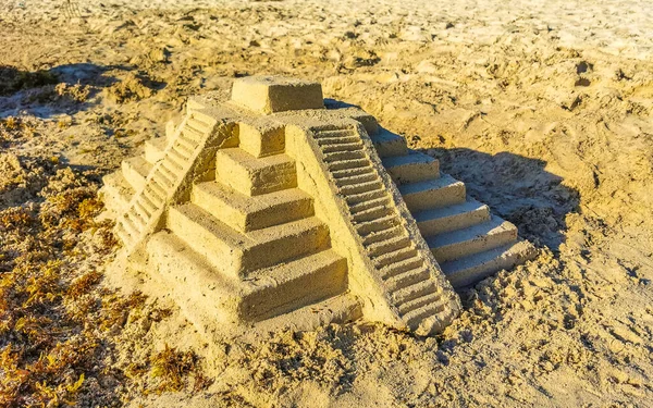 プラヤ カルメン キンタナ メキシコのカリブ海のビーチにある砂のチチェン イッツァのピラミッド — ストック写真