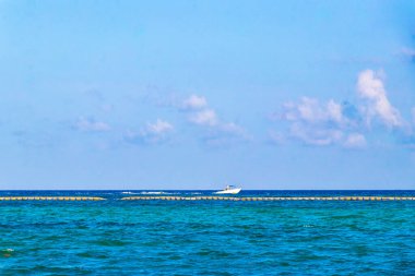 Playa 88 ve Playa del Carmen Quintana Roo Meksika 'daki Punta Esmeralda' dan tropikal Meksika sahili manzaralı rıhtımda vapur vapuru iskelesi ve limanı..