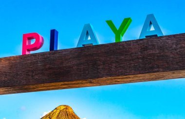 Playa del Carmen Meksika 03. Mayıs 2023 Renkli Playa del Carmen, Playa del Carmen Quintana Roo Meksika 'daki Punta Esmeralda plajında işaret levhası..