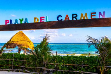 Playa del Carmen Meksika 03. Mayıs 2023 Renkli Playa del Carmen, Playa del Carmen Quintana Roo Meksika 'daki Punta Esmeralda plajında işaret levhası..