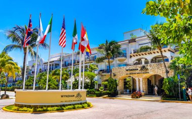 Playa del Carmen Quintana Roo Meksika 06. Mayıs 2023 Arjantin gibi birçok ülkenin bayrakları Amerika Birleşik Devletleri İspanya ve Avrupa 'da mavi gökyüzü ve palmiye ağaçları Playa del Carmen Meksika' da.