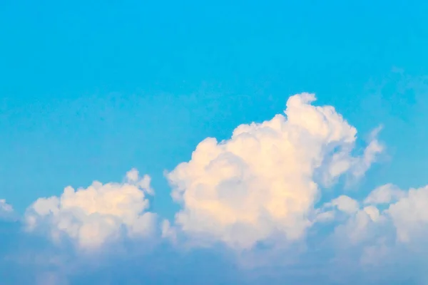 墨西哥普莱雅德尔卡门阳光普照的蓝天 云彩斑斓 — 图库照片