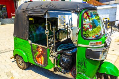 Mirissa Beach Southern Eyaleti Sri Lanka 20. Mart 2018 Mirissa Beach Southern Sri Lanka 'da Tuk Tuk Rickshaw' la süslenmiş ve süslenmiştir..