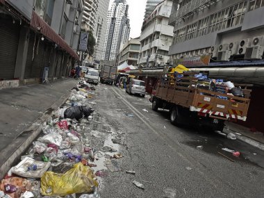 Kuala Lumpur Malezya 15. Kutsal festival Hari Raya Aidilri ramzan raamazan 'dan sonra Kuala Lumpur Malezya' da birçok çöp ve kirli cadde.