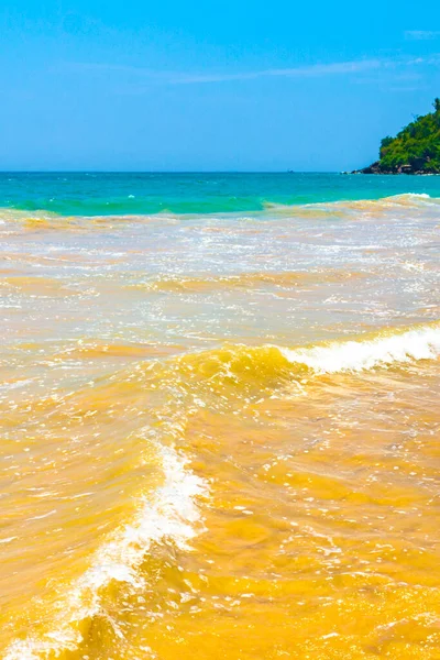 Mirissa Sahili, Güney Sri Lanka 'da dalgalar ve deniz manzaralı güzel bir tropikal plaj..