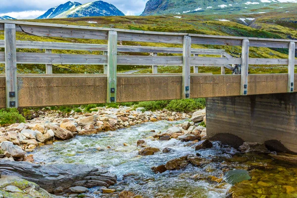 斯堪的那维亚Rondane国家公园Ringbu Innlandet Norway山脉上汹涌的湖面上的木桥 — 图库照片