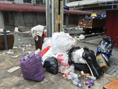 Kuala Lumpur Malezya 15. Kutsal festival Hari Raya Aidilri ramzan raamazan 'dan sonra Kuala Lumpur Malezya' da birçok çöp ve kirli cadde.
