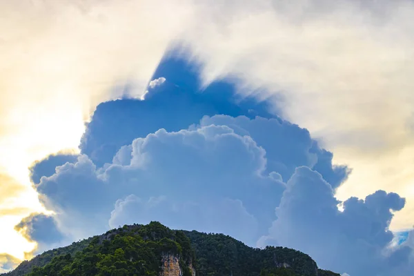 Nubes Misteriosas Explosivas Salen Detrás Rocas Piedra Caliza Isla Koh — Foto de Stock