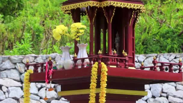 Colorido Decorado Santa Casa Fantasma Santuário Sagrado Pequeno Templo Jardim — Vídeo de Stock