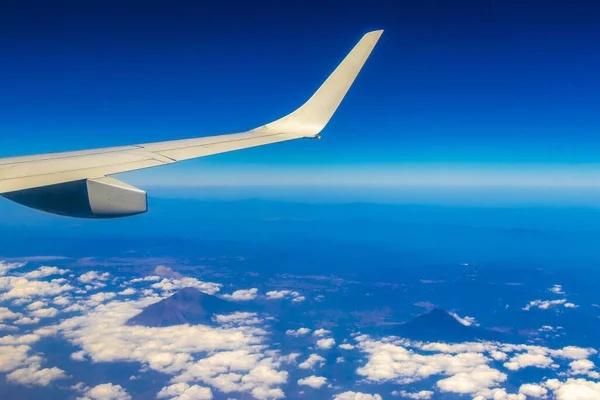 Voando Avião Sobre México Com Vista Para Montanhas Vulcões Nuvens — Fotografia de Stock
