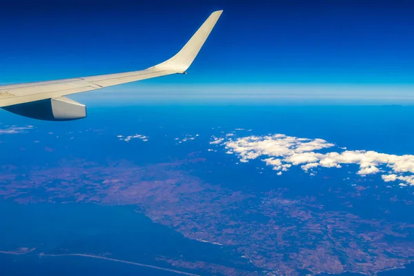 乘坐飞机飞越墨西哥 俯瞰火山 高山和云彩 — 图库照片